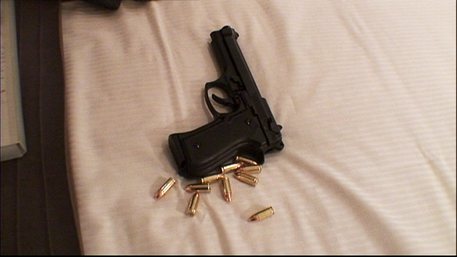 Si può uscire di casa con una pistola giocattolo o è reato?